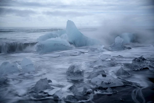 Pezzi Ghiaccio Ghiacciaio Sulla Spiaggia Nera Jokulsarlon Islanda — Foto Stock