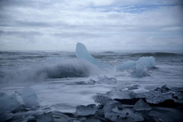 Pezzi Ghiaccio Ghiacciaio Sulla Spiaggia Nera Jokulsarlon Islanda — Foto Stock