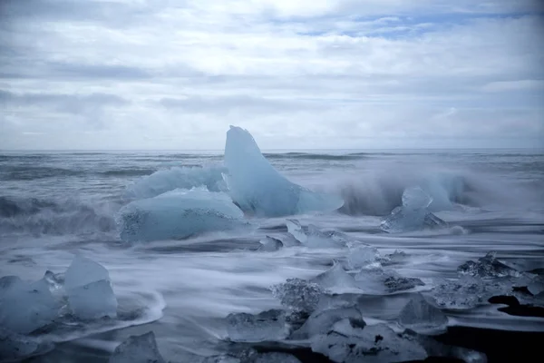 冰岛Jokulsarlon黑色海滩上的冰川碎块 — 图库照片