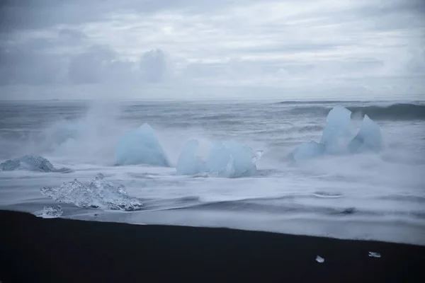 冰岛Jokulsarlon黑色海滩上的冰川碎块 — 图库照片