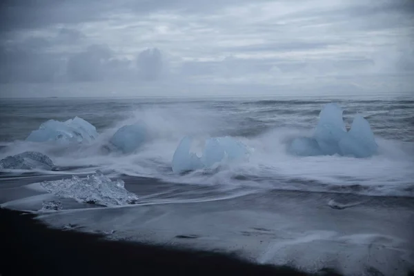 冰岛Jokulsarlon黑色海滩上的冰川碎块 — 图库照片