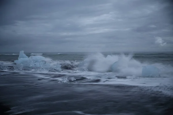 Pezzi Ghiaccio Ghiacciaio Sulla Spiaggia Nera Jokulsarlon Islanda — Foto Stock