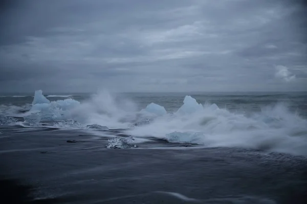 冰岛Jokulsarlon黑色海滩上的冰川碎块 — 图库照片