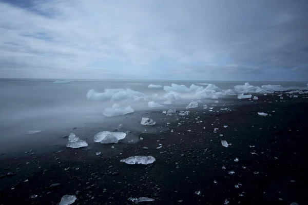 Pezzi Ghiaccio Ghiacciaio Sulla Spiaggia Nera Jokulsarlon Islanda — Foto Stock