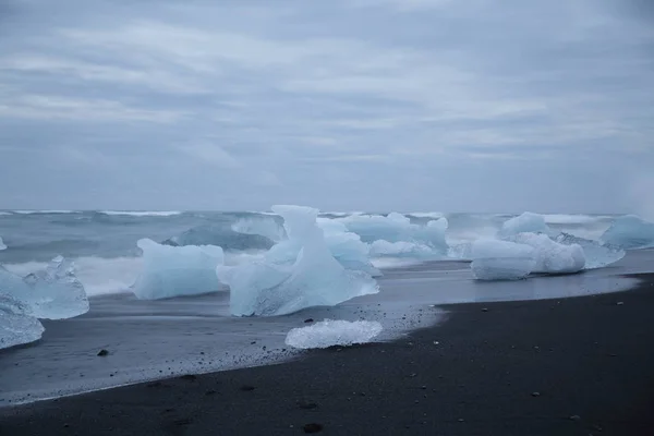 冰岛Jokulsarlon黑色海滩上的冰川碎块 — 图库照片