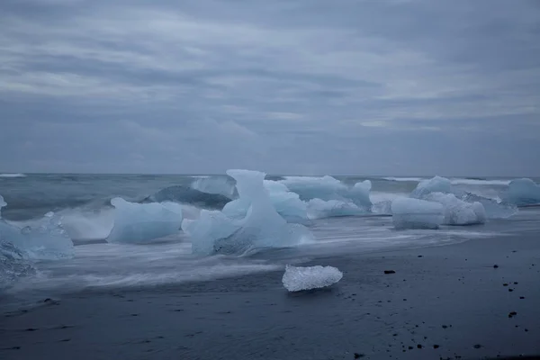 冰岛Jokulsarlon黑色海滩上的冰川碎块 — 图库照片