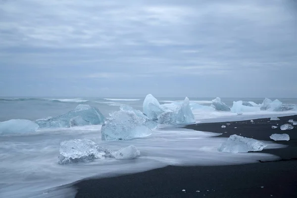 Glaciärisbitar Den Svarta Stranden Vid Jokulsarlon Island — Stockfoto