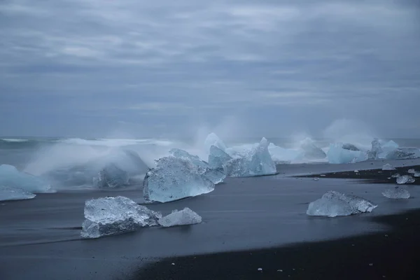 Pezzi Ghiaccio Ghiacciaio Sulla Spiaggia Nera Jokulsarlon Islanda — Foto Stock