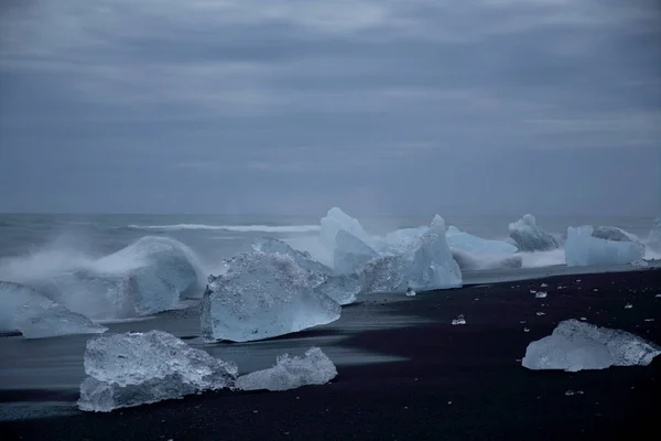 冰岛Jokulsarlon黑色海滩上的冰川碎块 — 图库照片