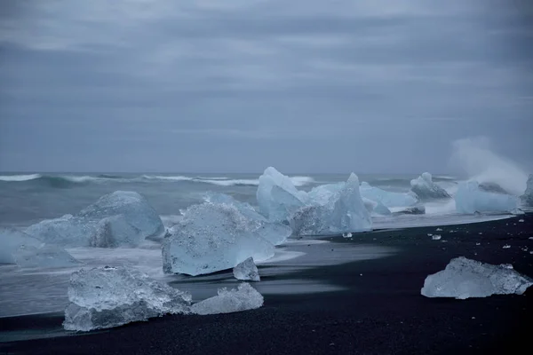 冰岛Jokulsarlon黑色海滩上的冰川碎块 — 图库照片