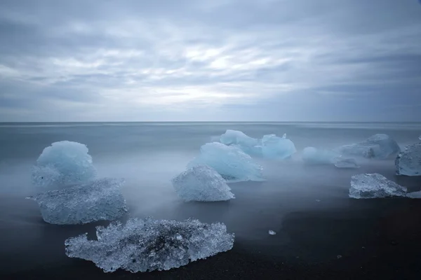 冰岛Jokulsarlon黑色海滩上的冰川碎块 — 图库照片