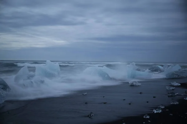 冰岛Jokulsarlon黑色海滩上的冰川碎块 — 图库照片