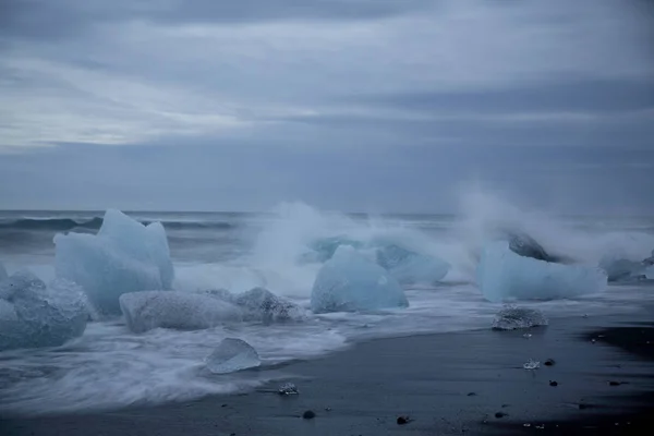 Glaciärisbitar Den Svarta Stranden Vid Jokulsarlon Island — Stockfoto