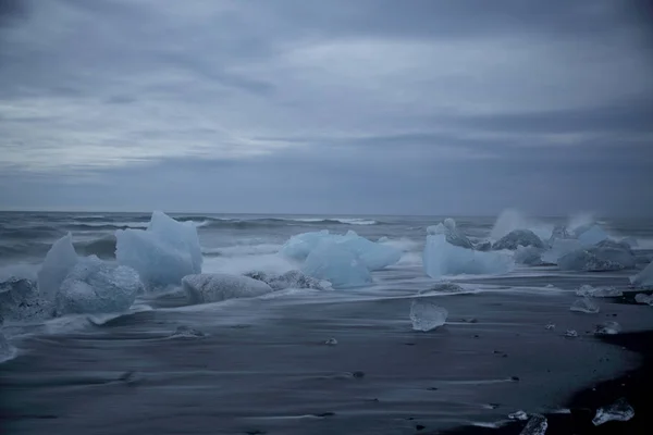 Pezzi Ghiaccio Ghiacciaio Sulla Spiaggia Nera Jokulsarlon Islanda — Foto Stock