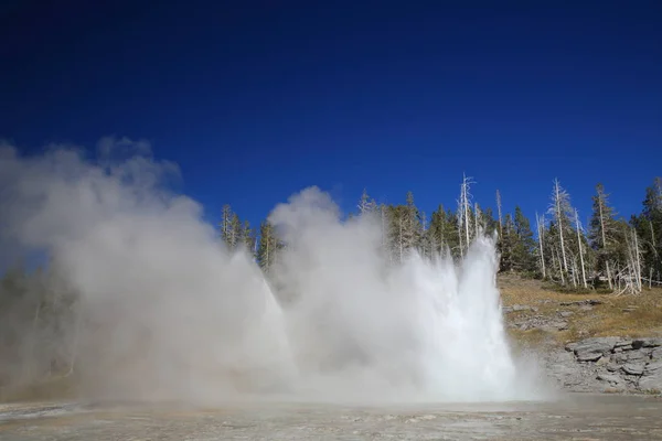 Wielki gejzer erupcji na tle błękitnego nieba, Yellowstone Np, — Zdjęcie stockowe