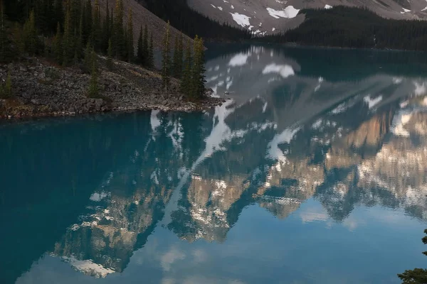 Lago morenico nel parco nazionale di banff, alberta, canada — Foto Stock