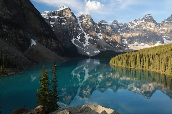 Lac Moraine dans le parc national Banff, Alberta, Canada — Photo