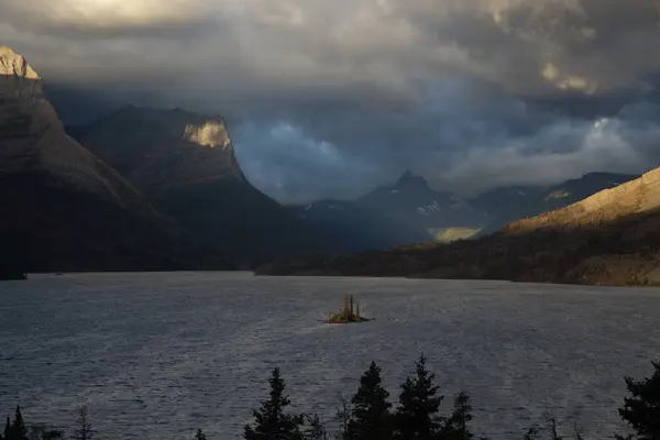 St. Mary Lake and wild goose island in Glacier national park,Mon — Stok fotoğraf