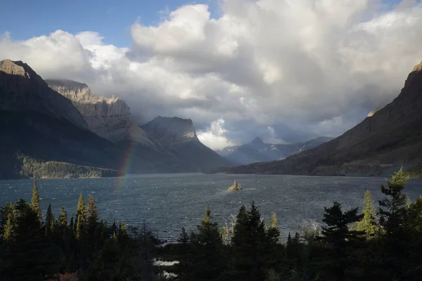 St. Mary Lake and wild goose island in Glacier national park,Mon — Stockfoto