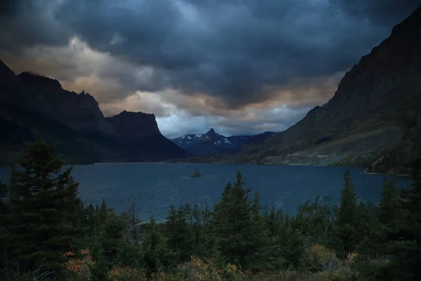 St. Mary Lake and wild goose island in Glacier national park,Mon — Stok fotoğraf