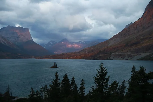 St. Mary Lake and wild goose island in Glacier national park,Mon — Stok fotoğraf