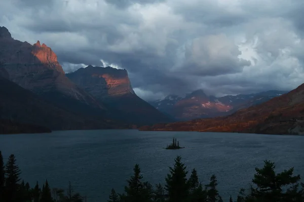 St. Mary Lake e ilha de ganso selvagem no parque nacional Glacier, Mon — Fotografia de Stock