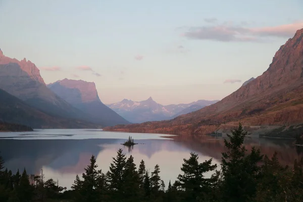 St. Mary Lake and wild goose island in Glacier national park,Mon — Stok fotoğraf