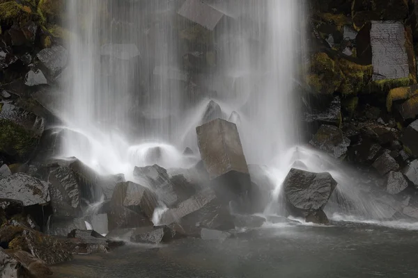 Svartifoss Waterfall, Skaftafell, Vatnajoekull NP, Islandia — Foto de Stock