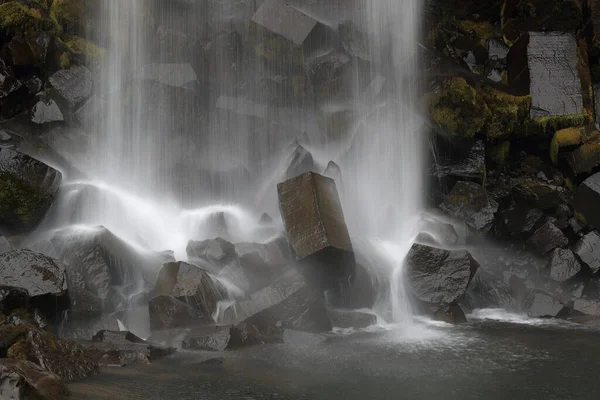 Svartifoss Waterfall, Skaftafell, Vatnajoekull NP, Islandia — Foto de Stock