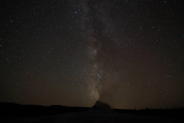 Fehér Kupola Geyser Éjjel Csillagok Tejszerű Galaxis Yellowstone Usa — Stock Fotó