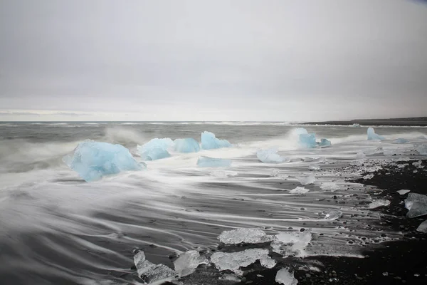 Jokulsarlon黑色海滩上的冰川碎块 — 图库照片