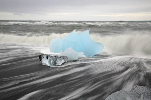 ジョクルサロンの黒いビーチの氷河の塊 — ストック写真