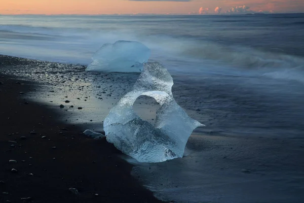 Glaciärisbitar Den Svarta Stranden Vid Jokulsarlon — Stockfoto