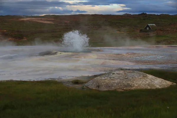 アイスランドの風景ハベレル地熱地帯 フマロールの面積 多色の温水プール — ストック写真