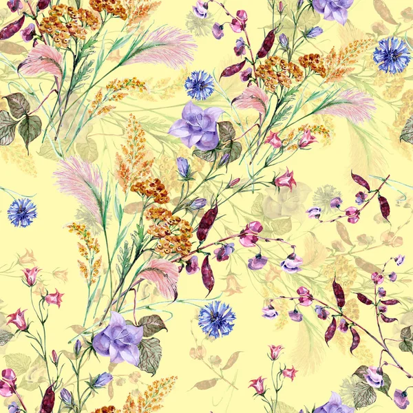 美しい花のシームレスなパターン カラフルな花 クリーム色の背景に野の花 — ストック写真