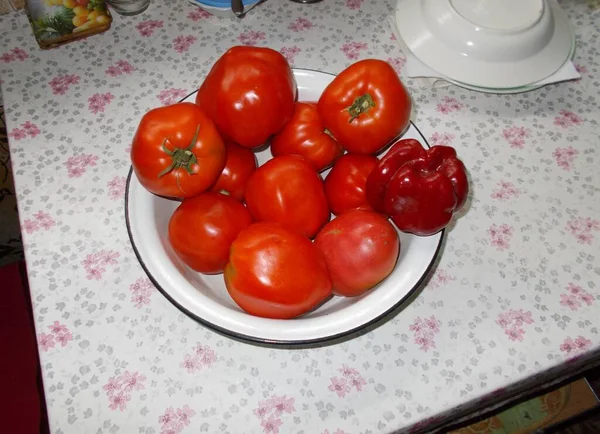 Frutas Tomates Pimentas Doces Uma Placa Mesa — Fotografia de Stock