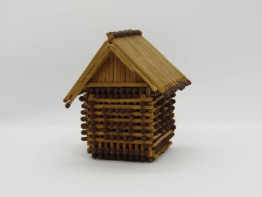 Kibritsiz bir oyuncak ev.