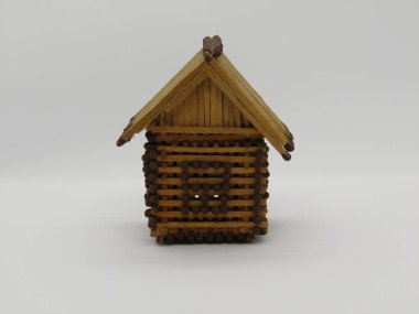 Kibritsiz bir oyuncak ev.