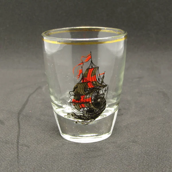 Скляне Скло Горілки Зображенням Корабля — стокове фото