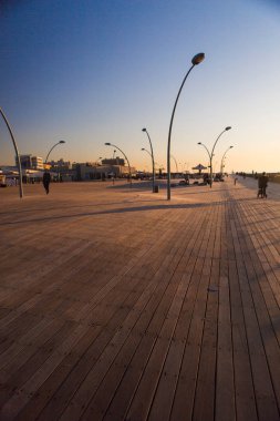 Tel Aviv Kuzey limanında sahilde sunset yakınında.