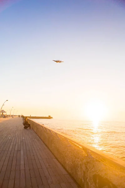 Tel Aviv Kuzey limanında sahilde sunset yakınında.