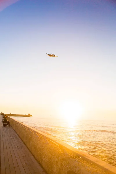 Tel Aviv Kuzey limanında sahilde sunset yakınında.