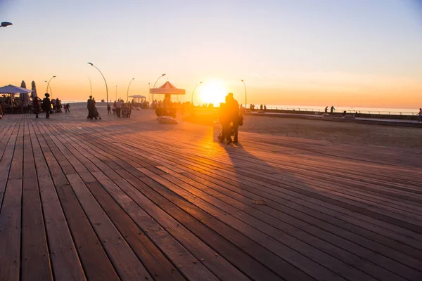 Tel Aviv Kuzey limanında sahilde sunset yakınında.