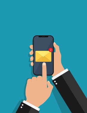 Telefon ekranında haber bülteni. Elinde yeni e-posta tebligatıyla akıllı telefon var. El ele tutuşmalar, SMS 'e parmak tıklatmalar. İletişim servisi. Gelen, zarf postası gönder. İş adamı konsepti. Vektör.