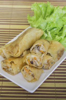 bir tabak kızarmış bahar rulo 