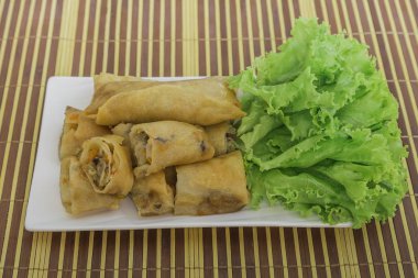 bir tabak kızarmış bahar rulo 