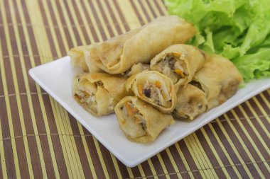 bir tabak kızarmış bahar rulo 