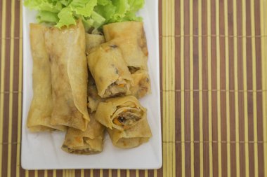 bir tabak kızarmış bahar rulo 