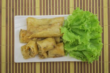 bir tabak kızarmış bahar rulo 