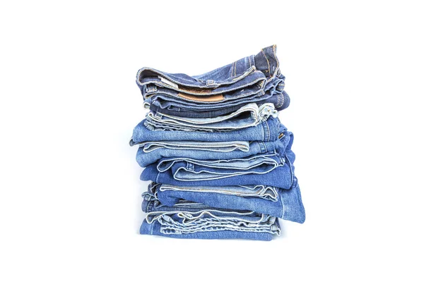 Stapel blauwe denim kleding — Stockfoto